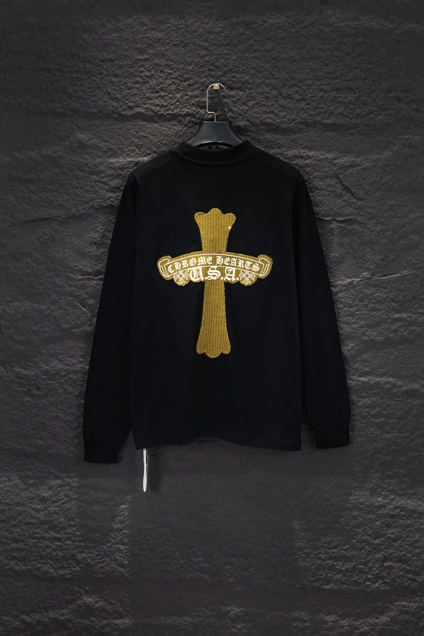 P230 🆕Chrome Hearts os version is really charming and Chrome Hearts is really a must-have. Each season's new version is made to the extreme. It is very practical and can be worn casually. Nice✔️ - ⚠️100% cotton. It is made of 21 double yarns, 300g weight fabric and imported knitted carded cotton. It has moderate thickness, drape and contour, and the upper body is comfortable! ! It is very tolerant to fat body types and can instantly lose five pounds after wearing it!  Specially ordered many Austrian hot diamonds, which have the bling bling effect of natural crystals under the light, with multi-faceted reflective points, and the production cost is extremely high. The laser molding includes a computer engraving machine and a laser machine, which are accurate in units of particles. Finally, it is hot and set at high temperature. After the hot ironing, the firmness needs to be tested repeatedly on the hot stamping. It can show colorful reflections under the light. The collar webbing extends to the shoulders for reinforcement, and the stitching at the joints. The hem and cuffs are all made with 0.2mm gauge double-thread turning. They are carefully produced at a high cost. The attitude of making goods with a magnifying glass restores the quality and effect of the product. The full set of customized accessories is only used to present every detail to customers. Film printing, 50,000 positioning, is very time-consuming. The body is treated with hot diamond elements, which greatly increases the interest of the clothing; unique visual effects. After special treatment, a unique effect is formed. An irregular hem is added to the version. This year's Kroxin is the main version. In the past two years, the oversize version has become the focus of the trend and has been a popular staple in the past two years. The change of designers has made this brand an instant hit. The progressive fashion of the times also needs the blood impact of fresh elements and trendy designs in order to continue its glory! It’s stylish both inside and outside, a must-have for high street travel! An absolute "eye-catching style" that can match couples 💏 Color: Black White Size: S M L XL